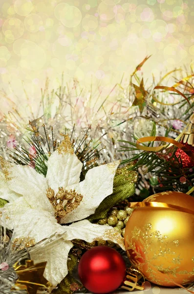 Palle di Natale con fili di lame e poinsettia artificiale — Foto Stock